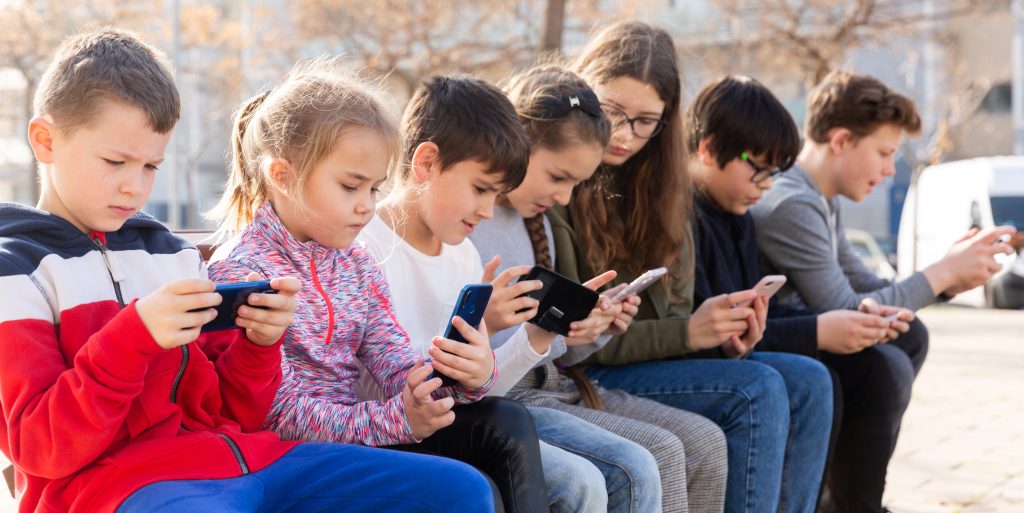 Usar pantallas antes de dormir y acostarse tarde aumenta el riesgo de sobrepeso infantil